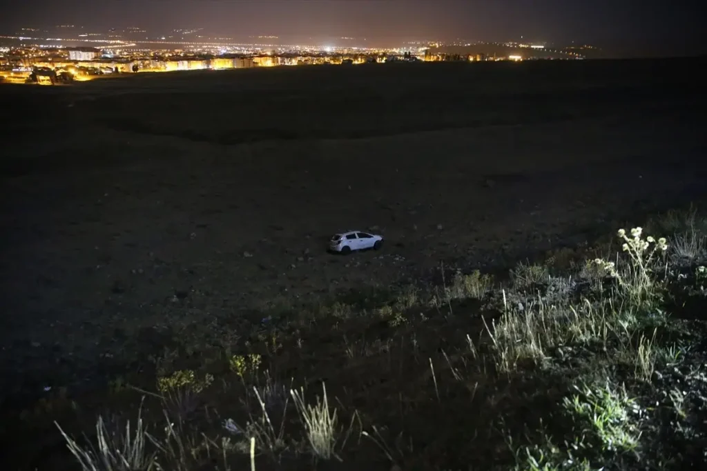 Erzurum’da Şarampole Yuvarlanan Otomobilde 2 Kişi Yaralandı