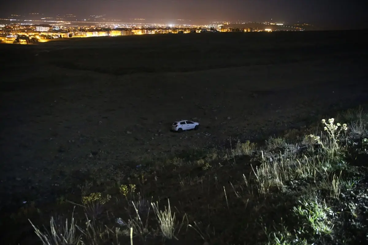 Erzurum’da Şarampole Yuvarlanan Otomobilde 2 Kişi Yaralandı