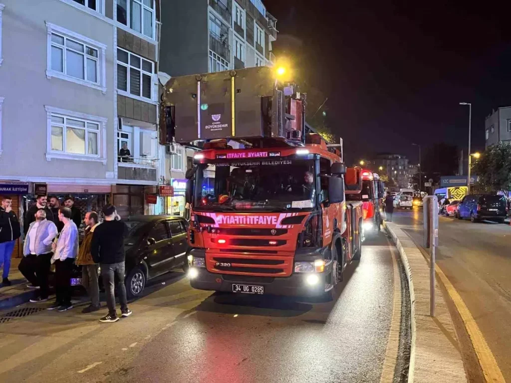 İstanbul Esenler’de 5 Katlı Binada Yangın: 15 Kişi Hastaneye Kaldırıldı