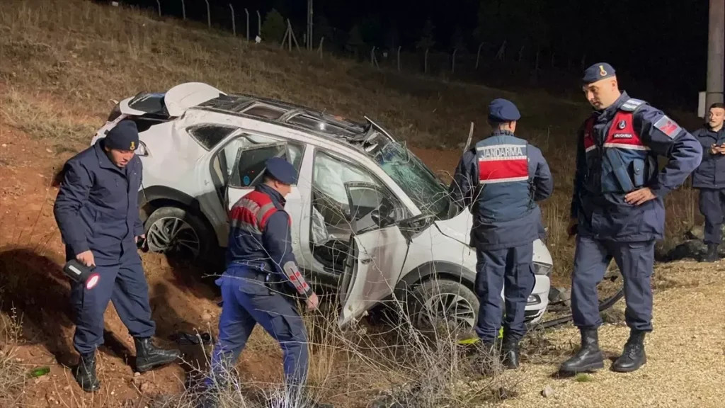 Eskişehir’de Şarampole Devrilen Araçta 1 Ölü, 4 Yaralı