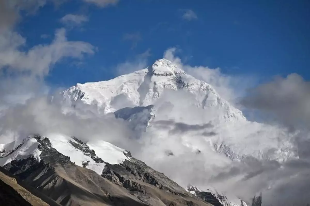 Everest Dağı’nda Kar Fırtınası: 1 Ölü, Arama Çalışmaları Zorlaşıyor