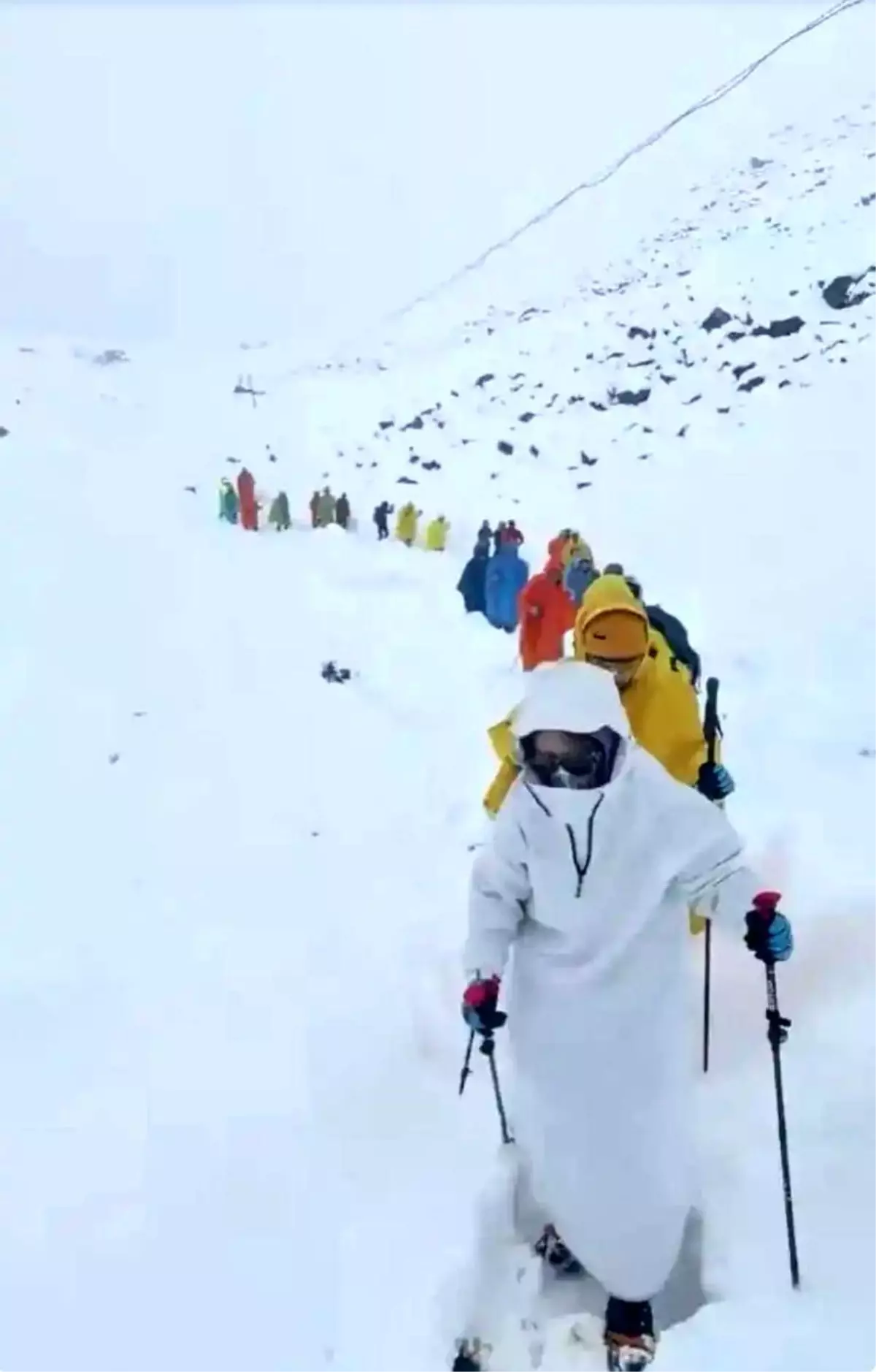 Everest Dağı’nda Kar Fırtınası: Bin Kişi Mahsur