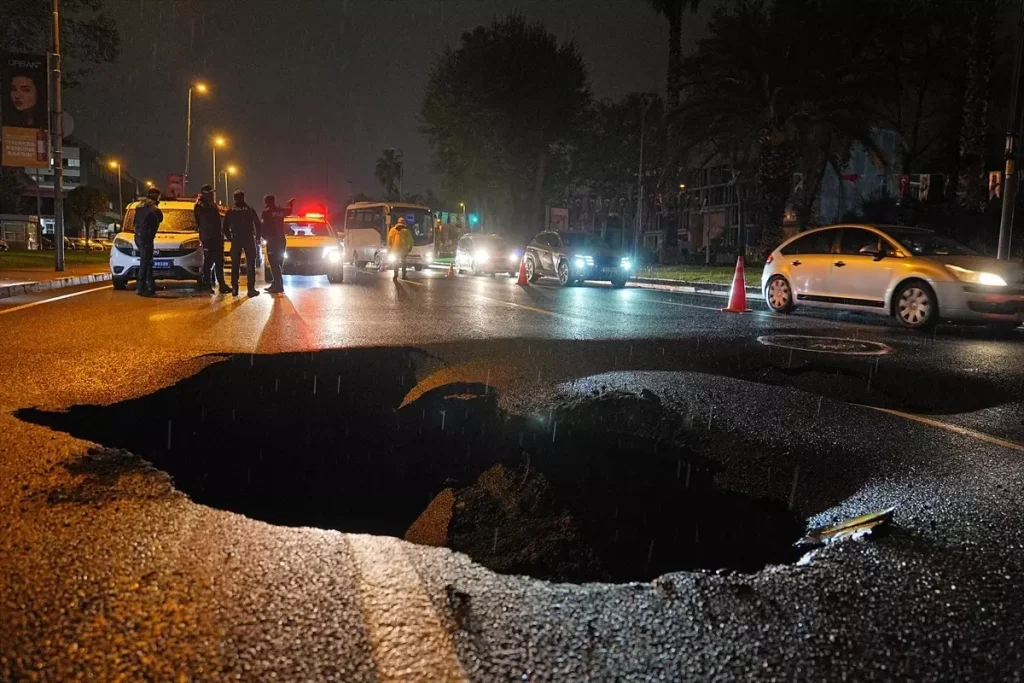 İstanbul’u Sağanak Vurdu: Yol Çöktü, Taksi Ters Döndü