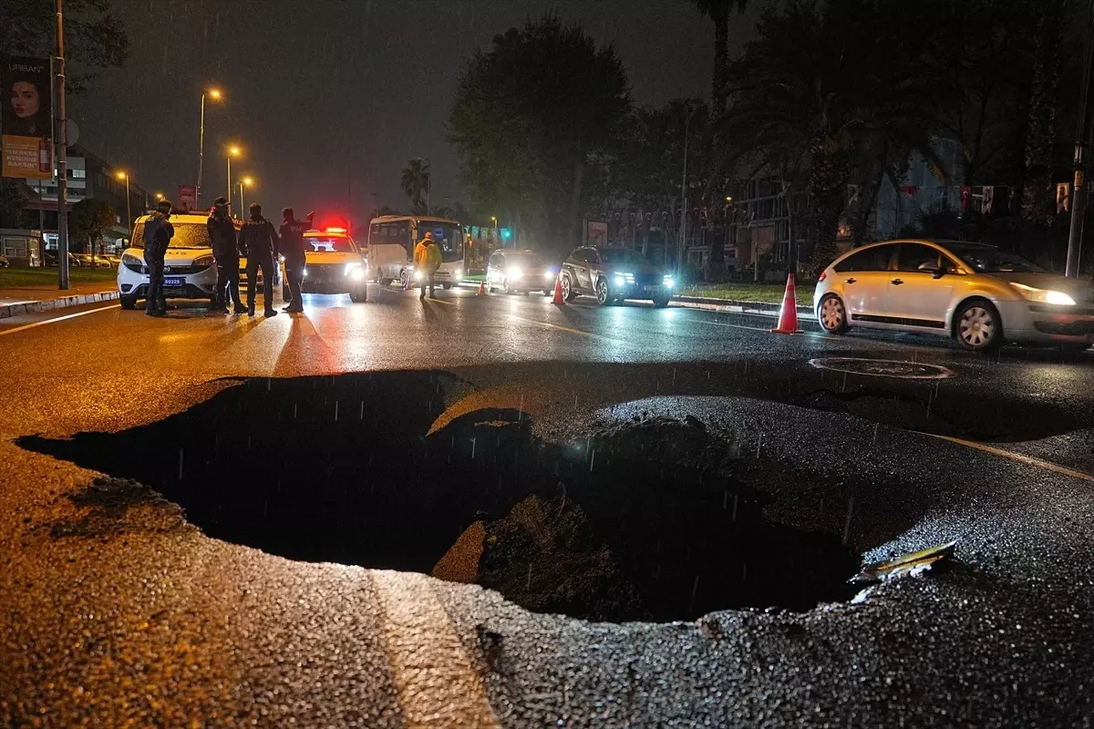 İstanbul’u Sağanak Vurdu: Yol Çöktü, Taksi Ters Döndü