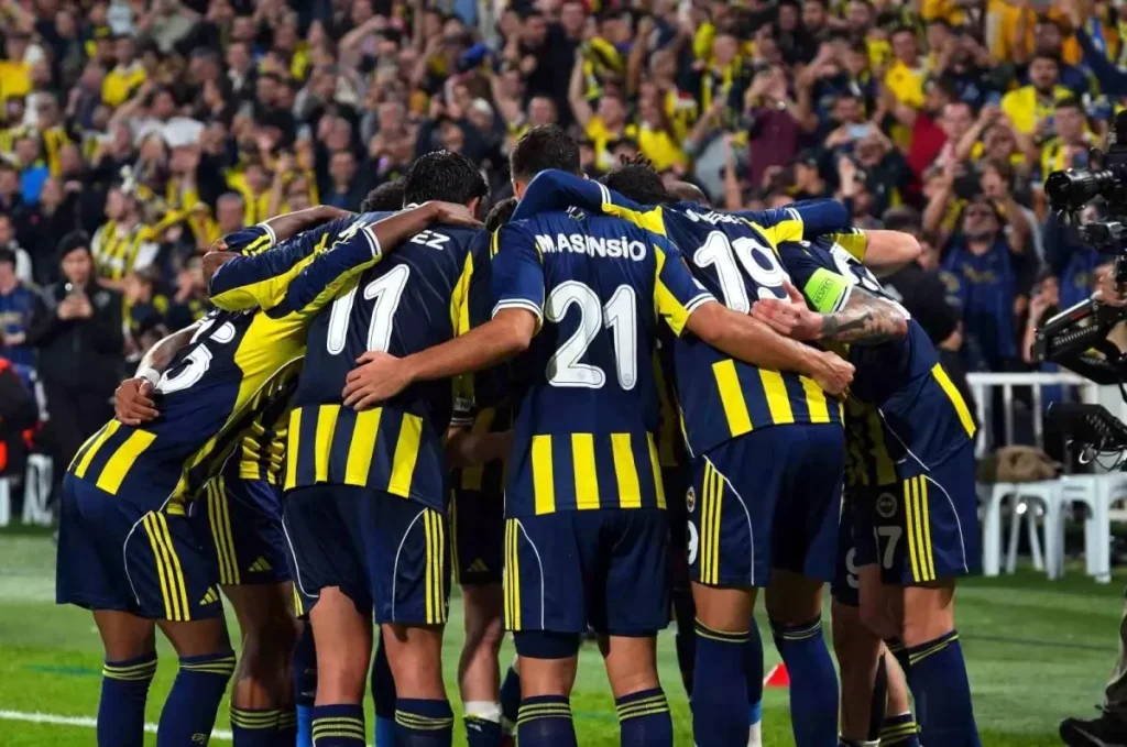 Fenerbahçe, UEFA Avrupa Ligi’nde 6 Puanla Zirveye Oynuyor
