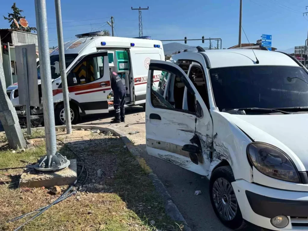 Fethiye’de Ambulansla Hafif Ticari Araç Çarpıştı