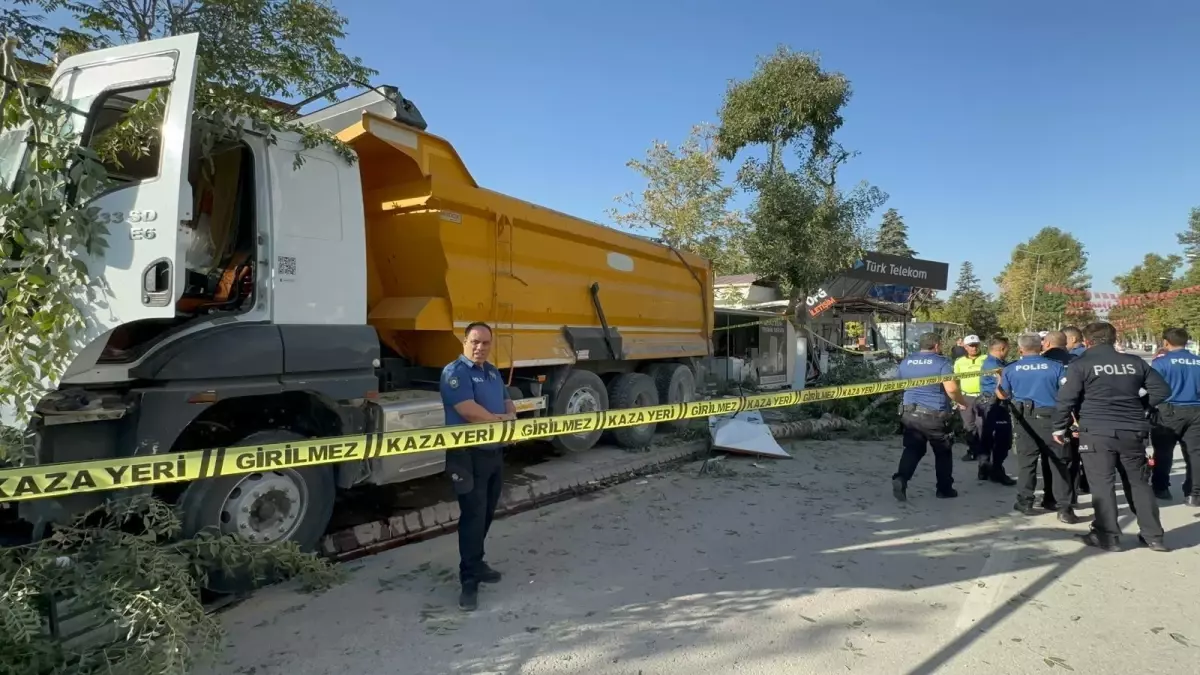 Freni Boşalan Kamyon İş Yerlerine Çarptı