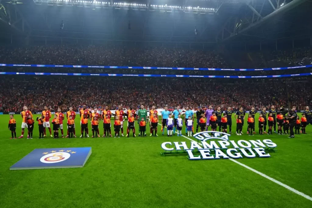 Galatasaraylı Taraftarların Etkileyici Islık Gösterisi