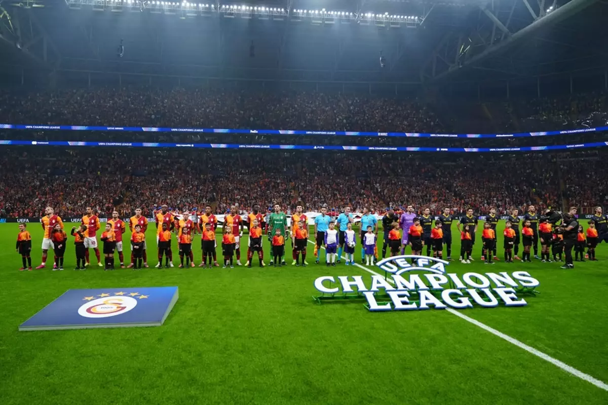 Galatasaraylı Taraftarların Etkileyici Islık Gösterisi