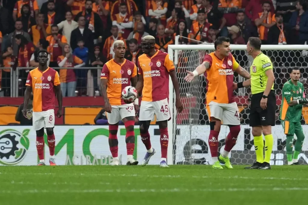 Galatasaray Derbide 10 Kişi Kaldı