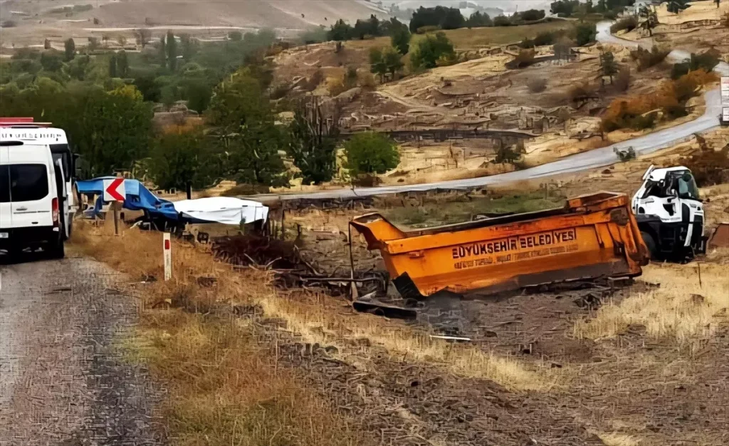 “Kamyon Devrildi: Güdül’de Trajik Kaza!”