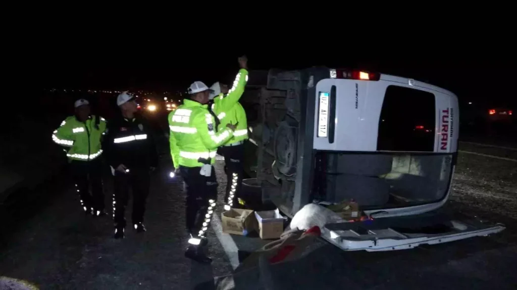 Lastiği Patlayan Araç Tur Midibüsüne Çarptı: 14 Yaralı