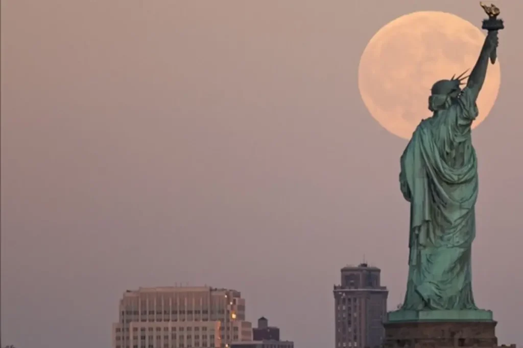 Ay Gökyüzünde Parlıyor: Hasat Dolunayı