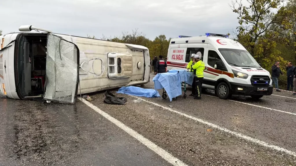 Tekstil İşçilerini Taşıyan Servis Midibüsü Devrildi: 1 Ölü