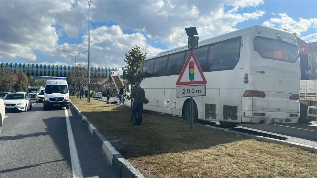 Kütahya’da İşçi Servisi Zincirleme Kazaya Neden Oldu