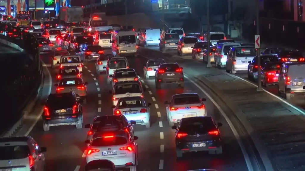 İstanbul’da Akşam Trafiği Durma Noktasına Geldi