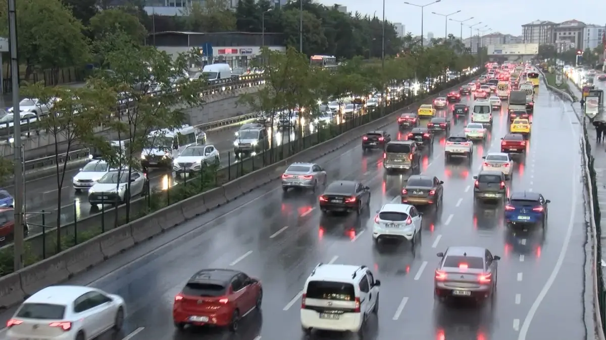 İstanbul’da Yağmur Trafiği Felç Etti