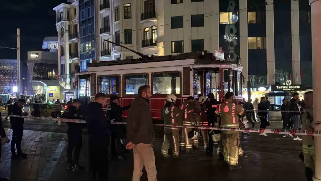 İstanbul’da Nostaljik Tramvay Yangını Paniğe Neden Oldu