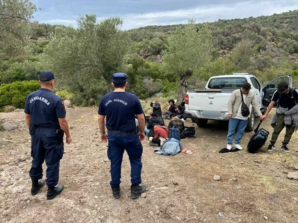 İzmir’de 35 Düzensiz Göçmen Kurtarıldı, 14’ü Yakalandı