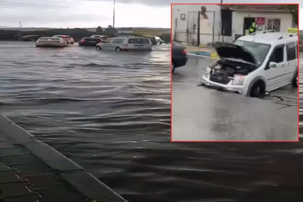 İzmir’i Sağanak Yağış Vurdu: Yol Çöktü, Atıklar Denize Aktı