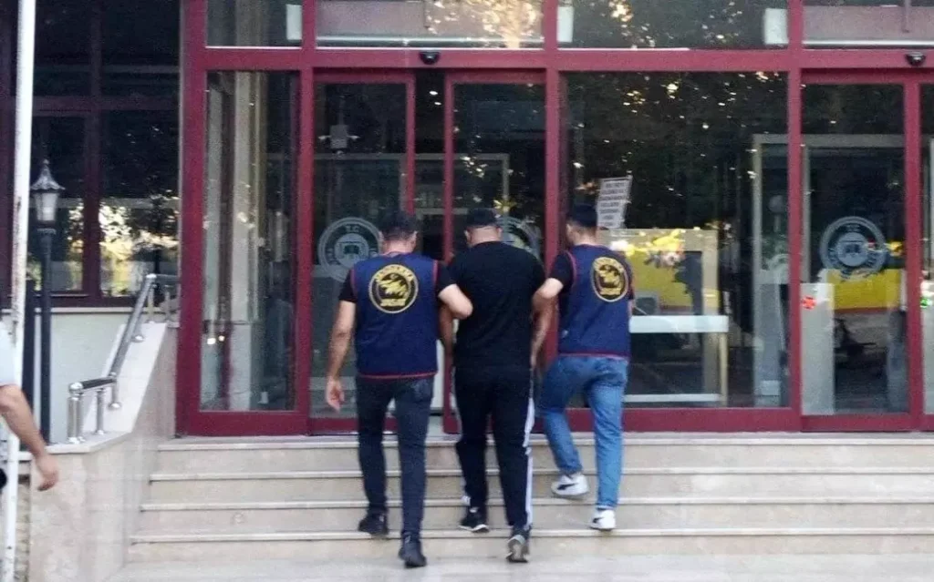 Kütahya’da JASAT Ekipleri Aranan Şahısları Yakalamaya Devam Ediyor
