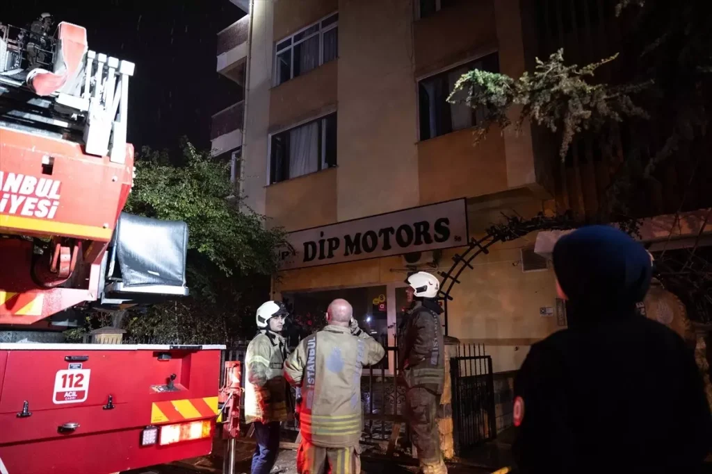 Kadıköy’de 5 Katlı Binada Yangın: 20 Kişi Dumandan Etkilendi