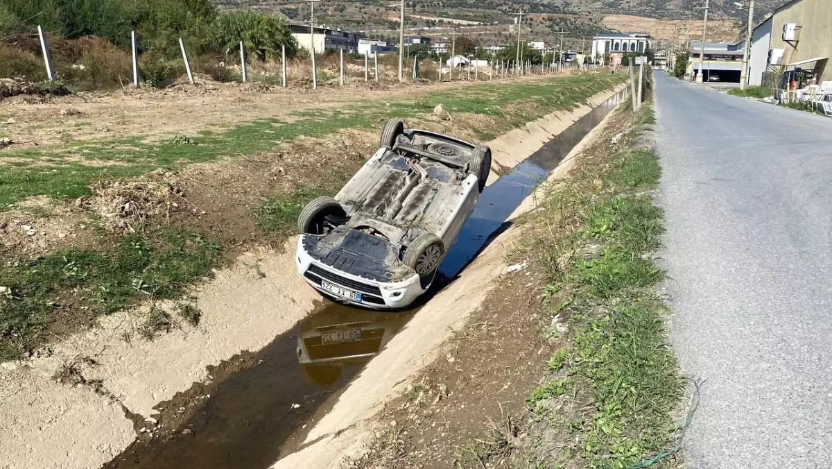 “Miraküler Kaza: Çift, Kanalda Ters Dönen Arabadan Sağ Çıktı”