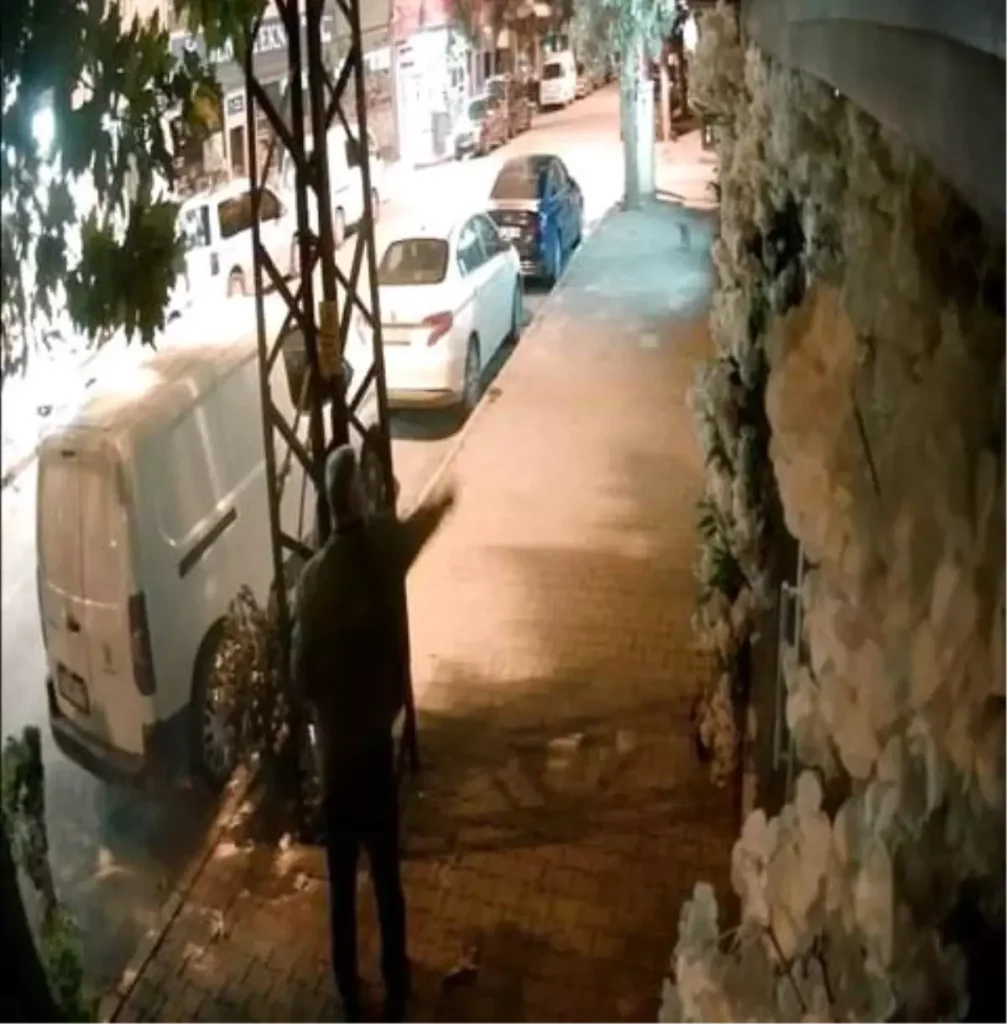 Kuaförün Camına Yumurta Atarak Zarar Verildi