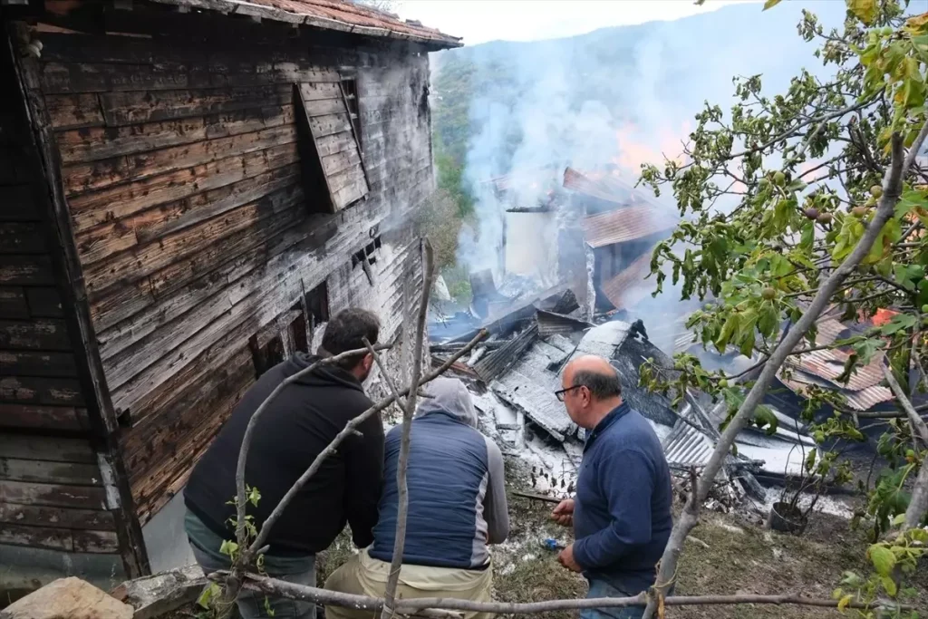 Kastamonu’da Yangın: 2 Ev Kullanılamaz Hale Geldi