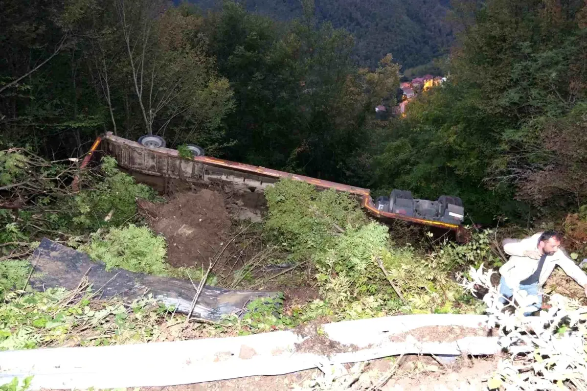 Kastamonu’da İş Makinesi Yüklü Tır Şarampole Devrildi