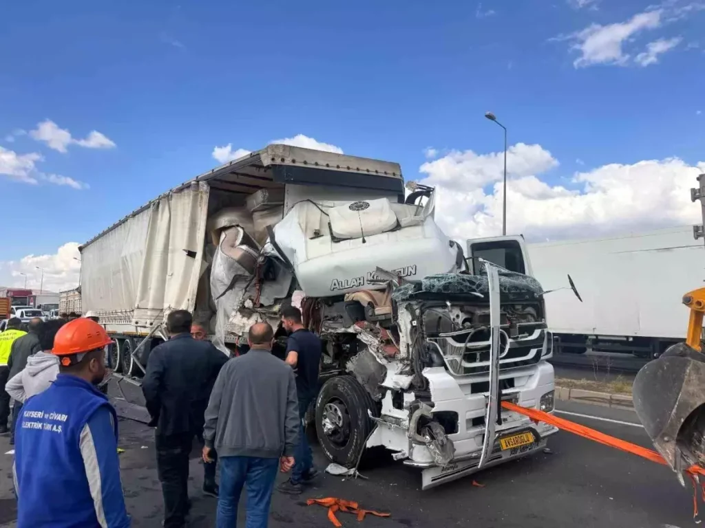 Tır, Kamyon ve Otomobil Çarpıştı: 3 Yaralı