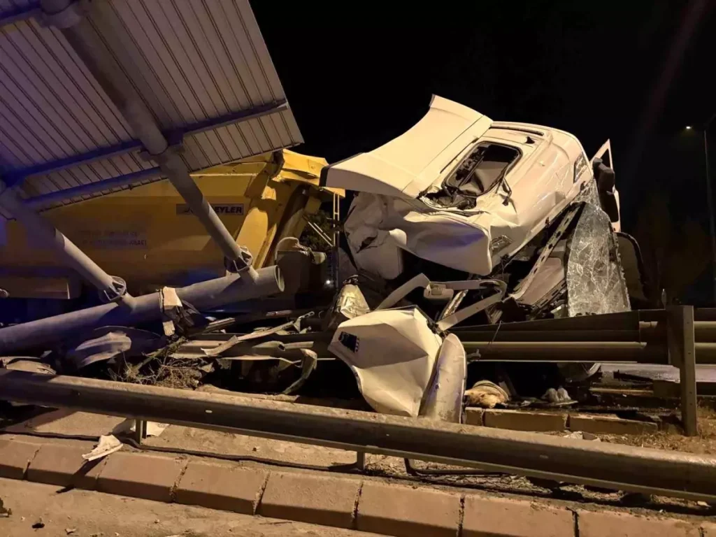 Tır Bariyerlere Girdi: 1 Yaralı