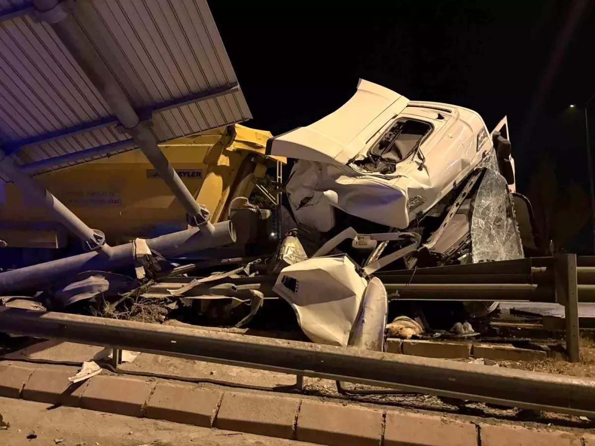 Tır Bariyerlere Girdi: 1 Yaralı