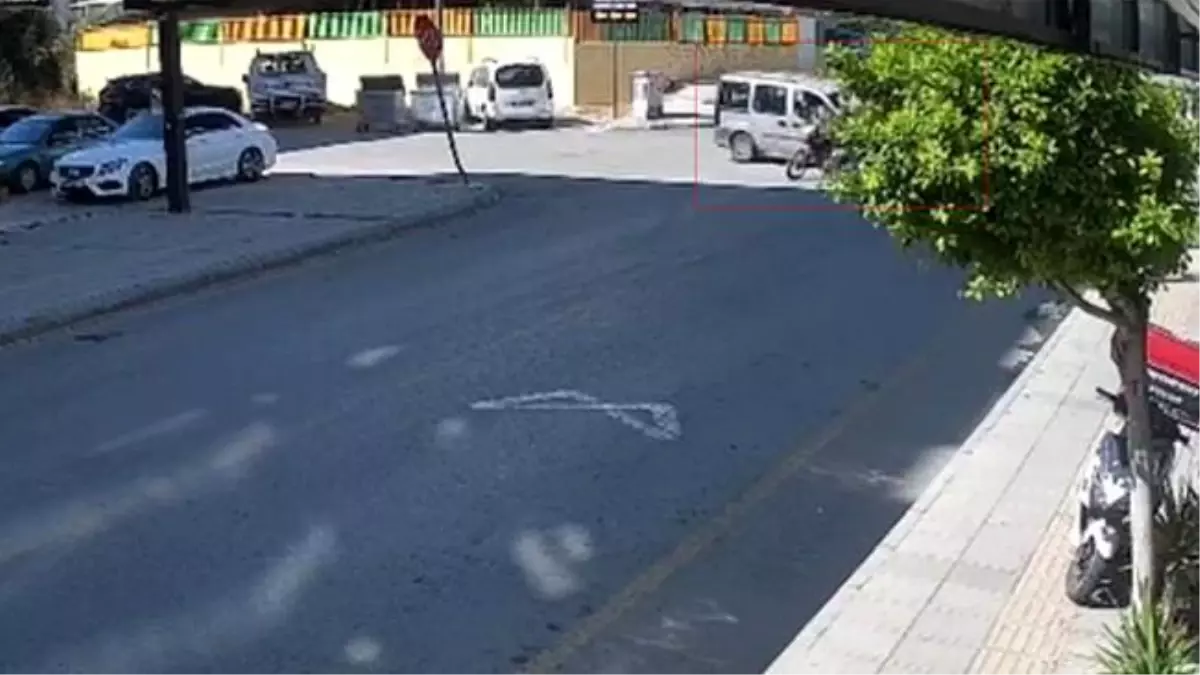 Mersin’de Motosiklete Araç Çarptı: 4 Yaralı