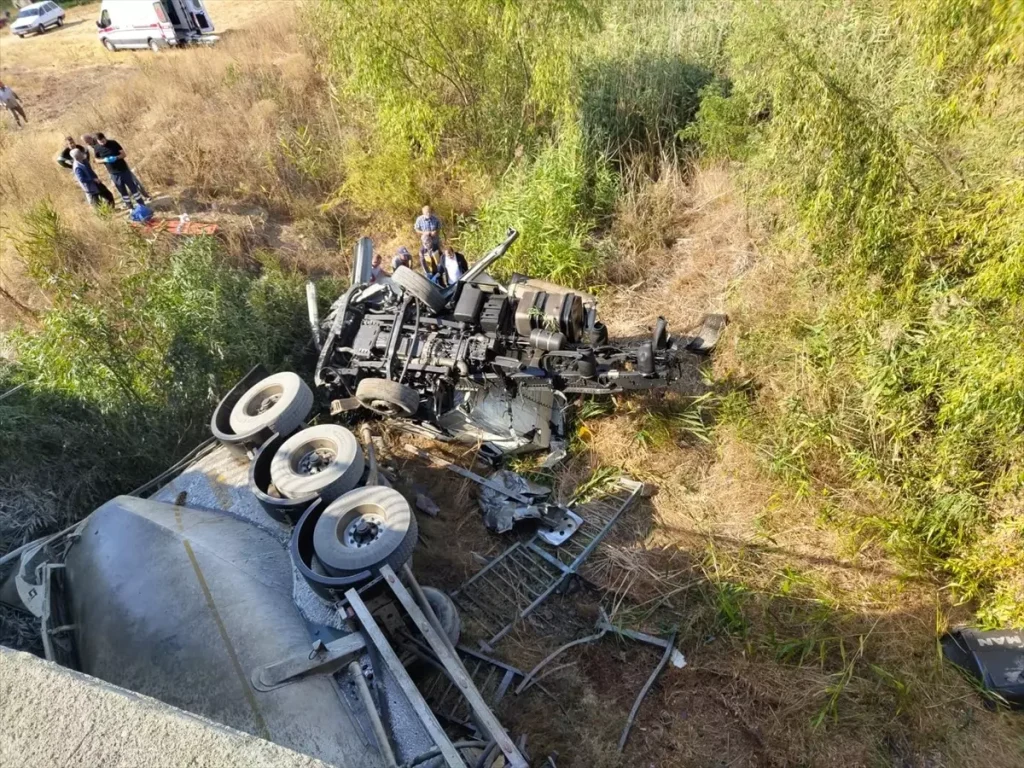 Kırklareli’nde Tırın Köprüden Düşmesiyle Sürücü Yaralandı