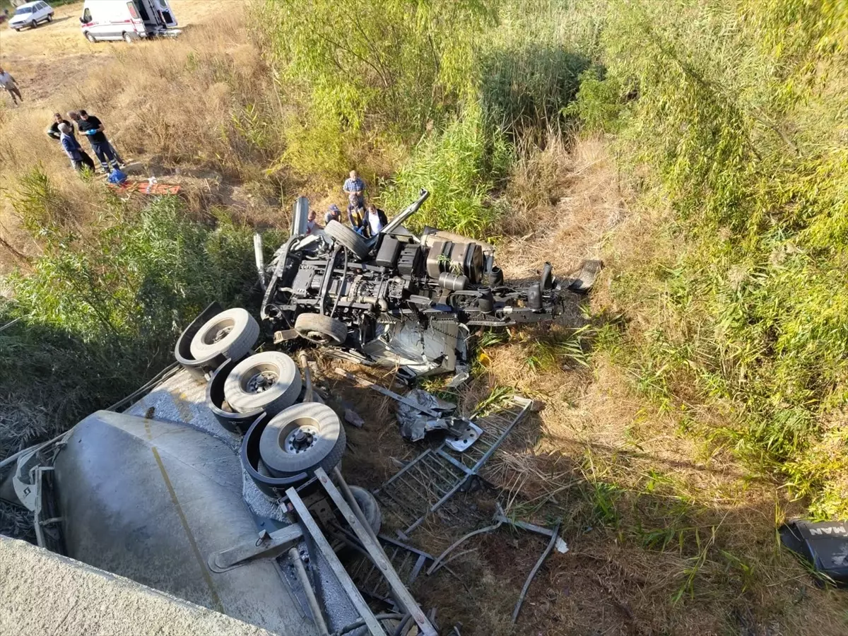 Kırklareli’nde Tırın Köprüden Düşmesiyle Sürücü Yaralandı