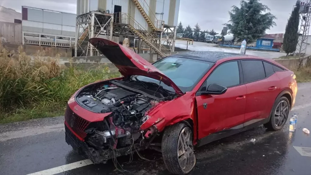 Kırklareli’nde Refüje Çarpan Otomobil Sürücüsü Hastaneye Kaldırıldı