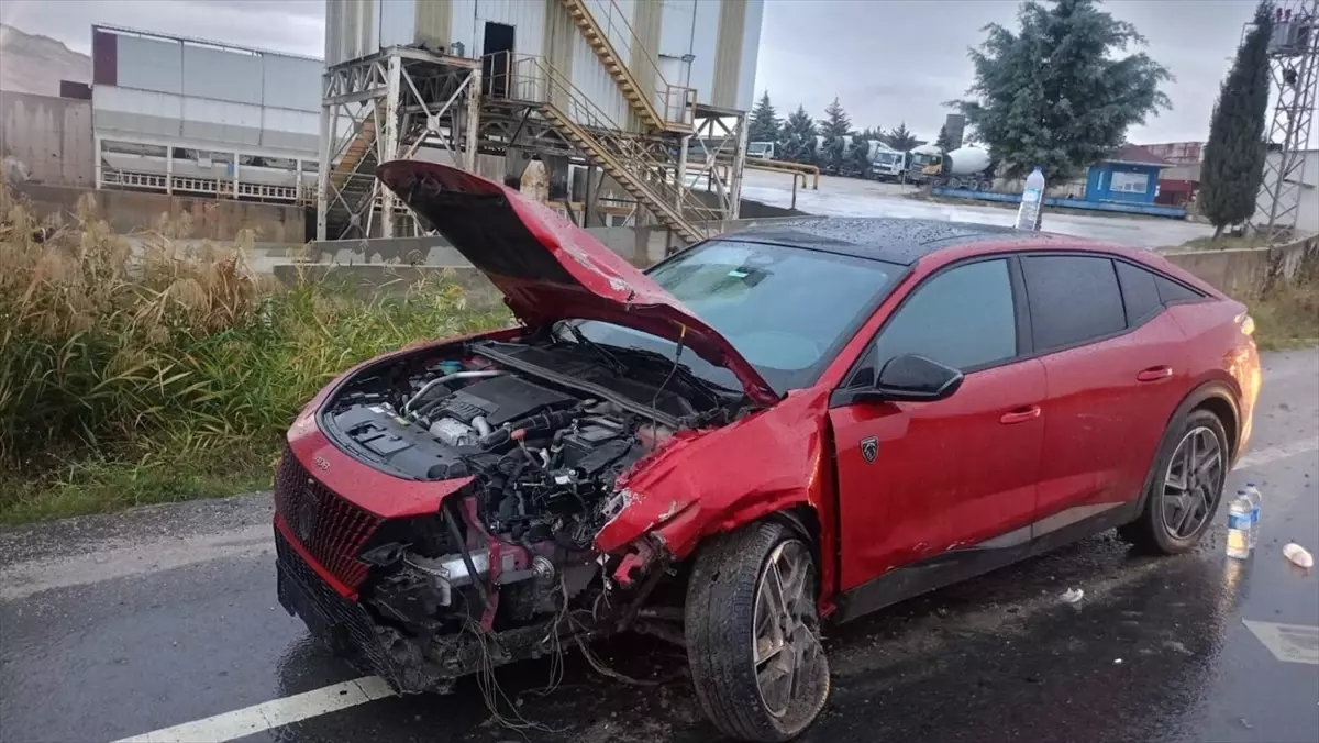 Kırklareli’nde Refüje Çarpan Otomobil Sürücüsü Hastaneye Kaldırıldı