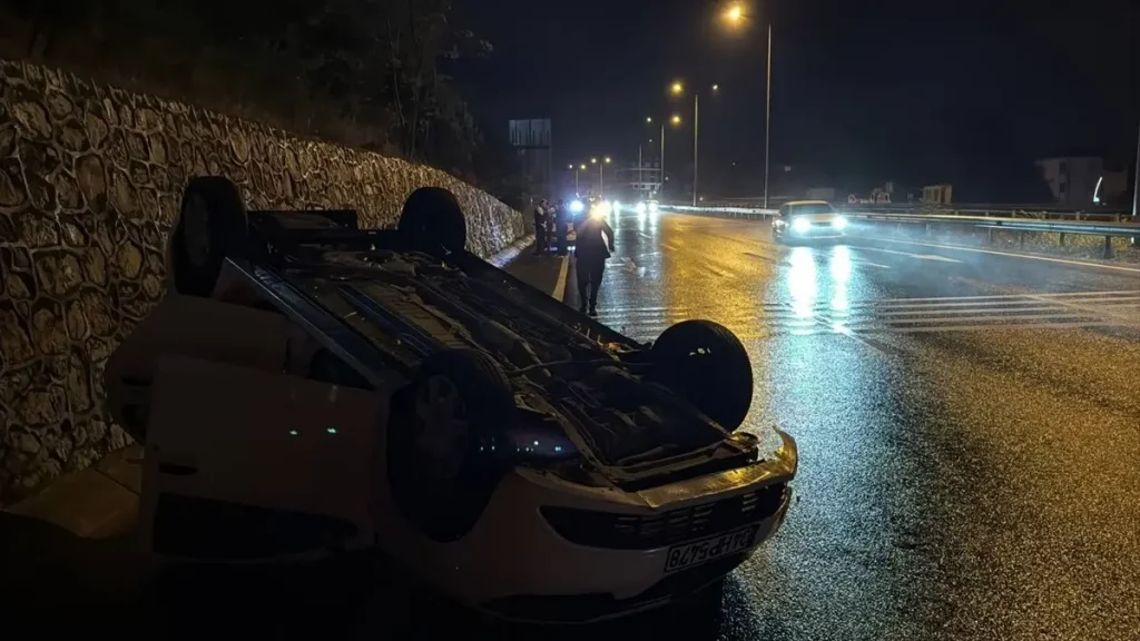 Kocaeli’de Otomobil Çarpışması: 2 Kişi Yaralandı