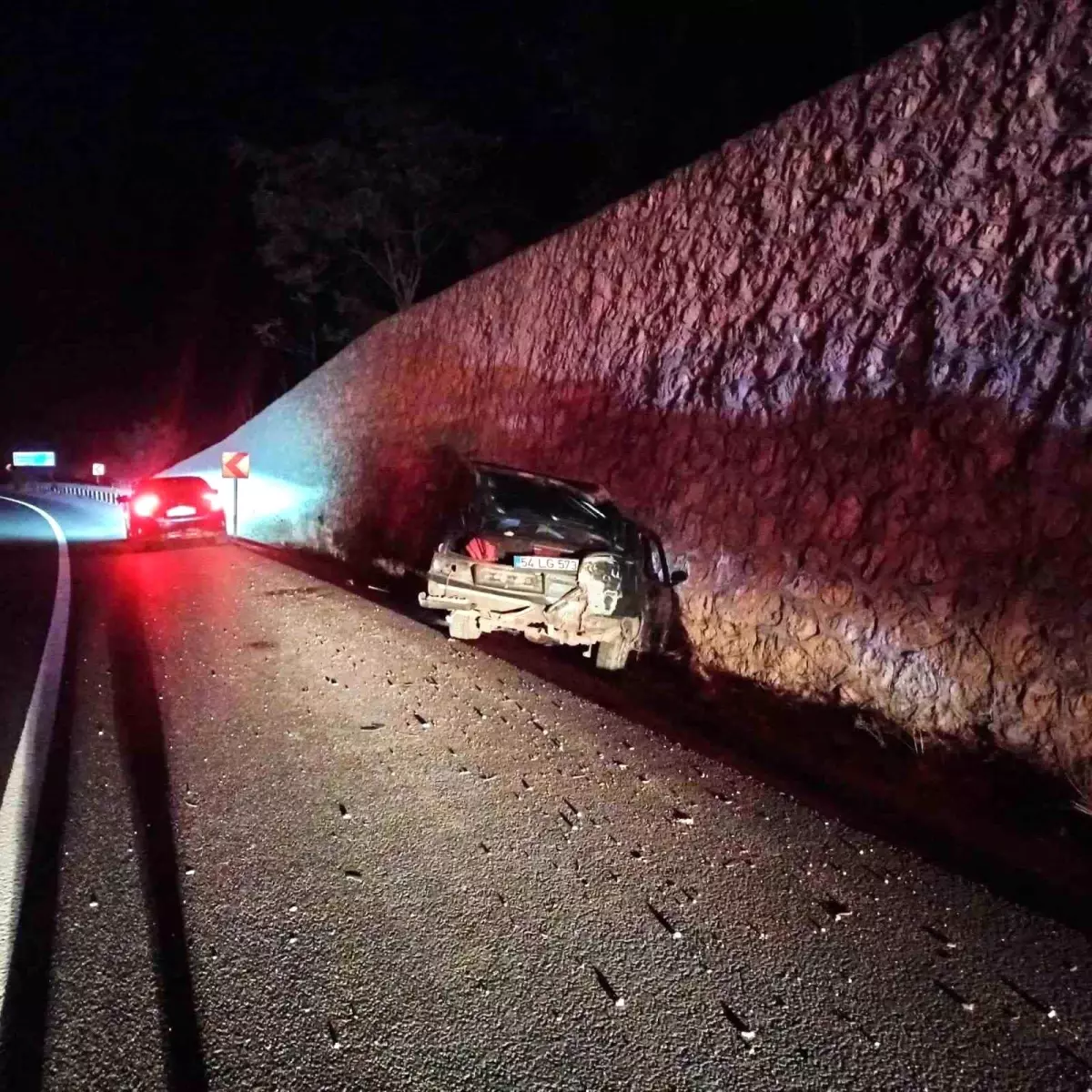 Bilecik’te Otomobil Kazası: Sürücü İstinat Duvarına Çarptı