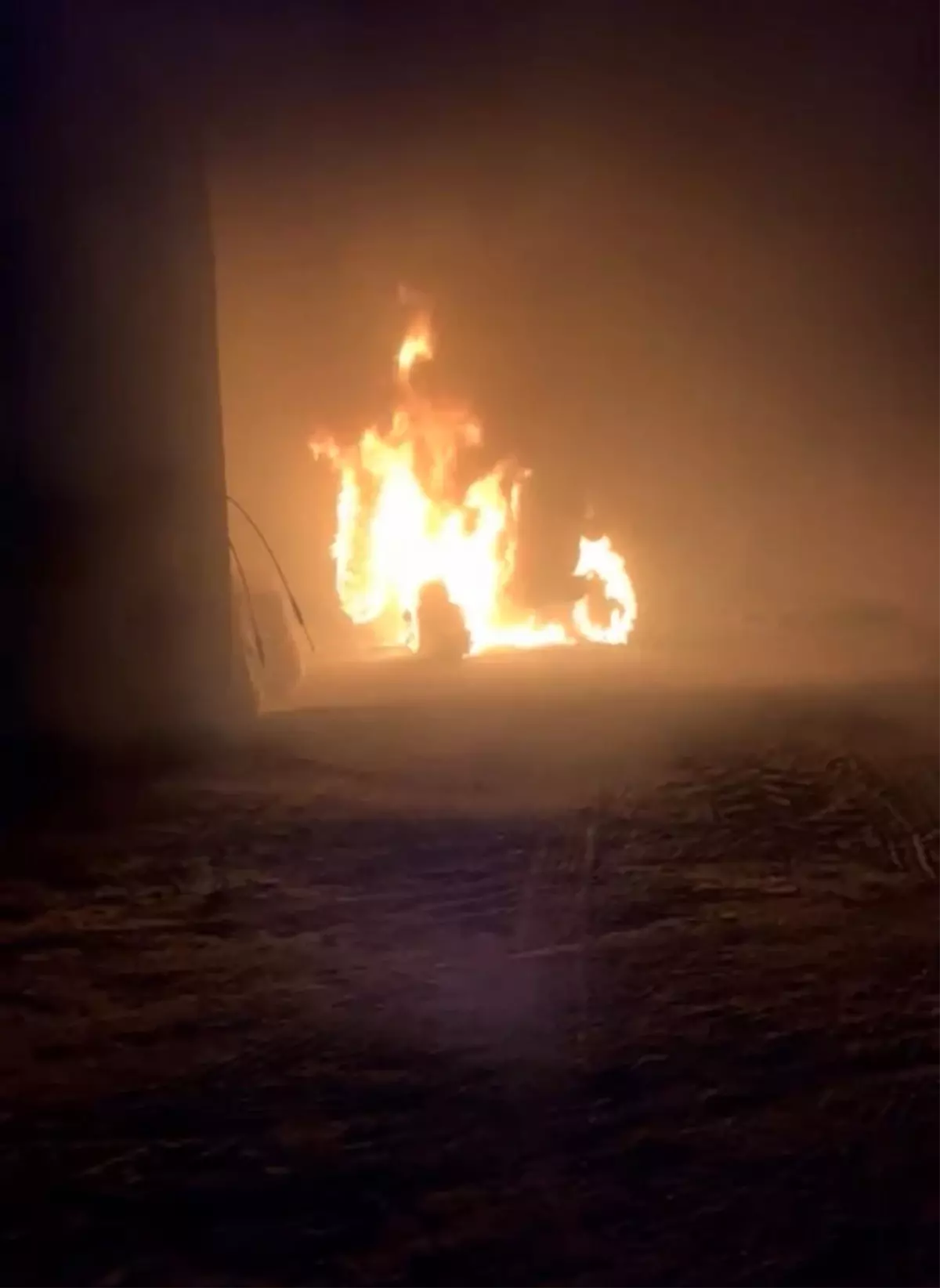 Traktör Yangınla Kullanılmaz Hale Geldi