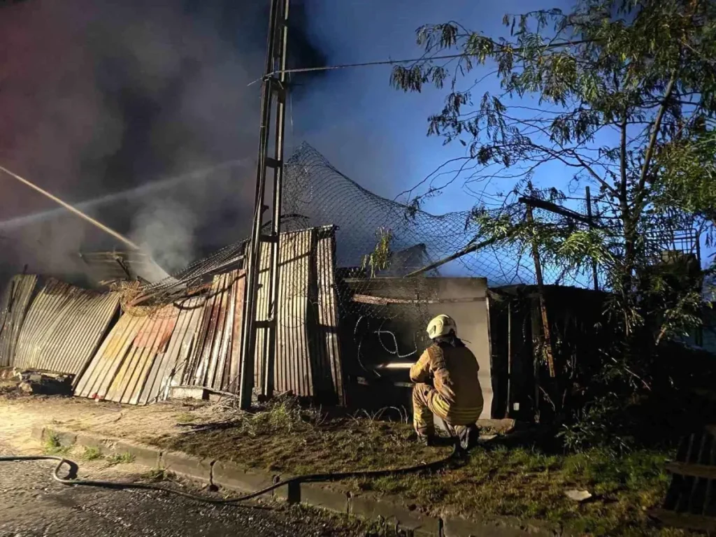 Küçükçekmece’de Halı Yıkamacı Dükkanında Yangın Paniği