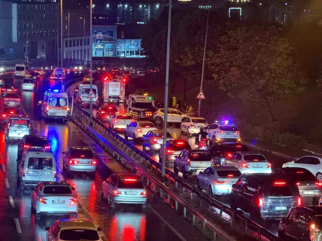 İstanbul’da Yağmur Nedeniyle Otomobil Aydınlatma Direğine Çarptı