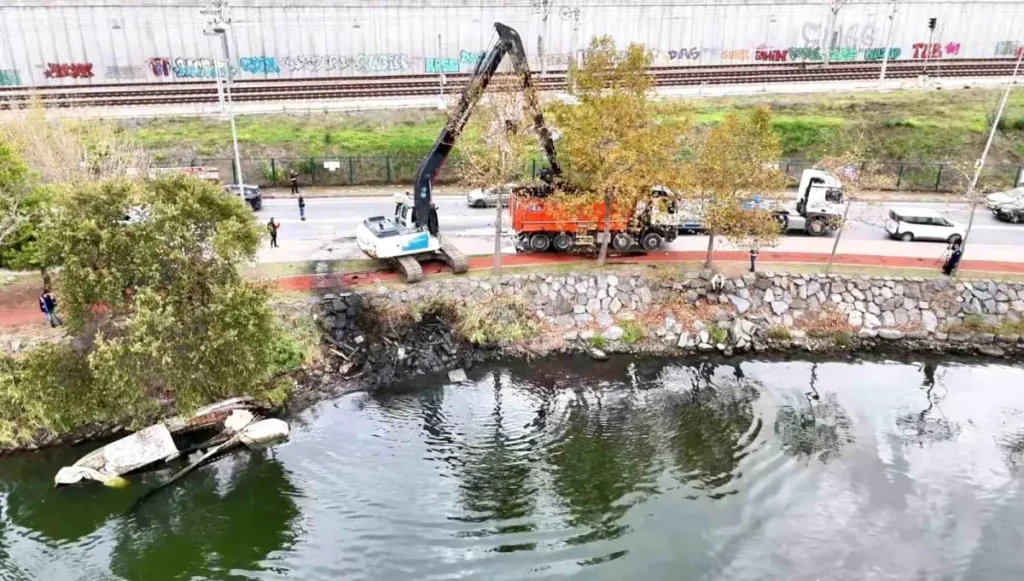 Tekne Mezarlığı Temizleniyor: Menekşe Deresi’ne Yeni Hayat