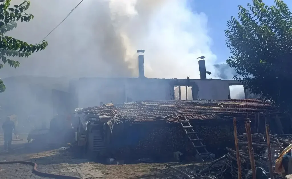 Kütahya’da Ahşap Evler Alevlere Teslim Oldu