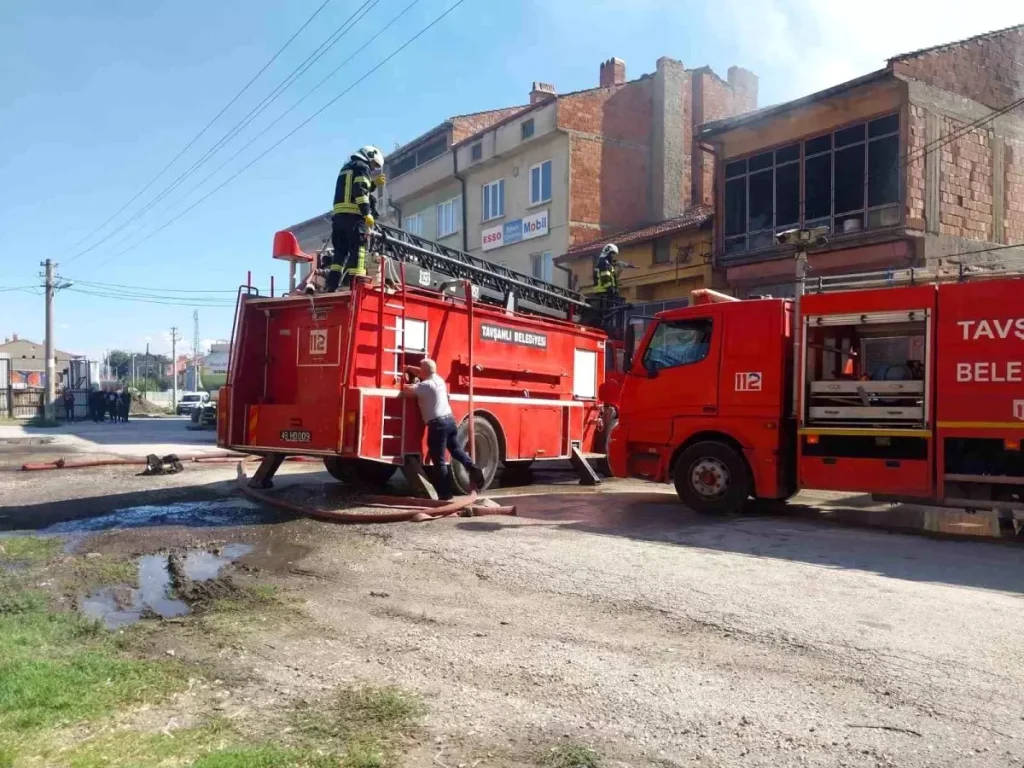 Kütahya’da İş Yerinde Yangın: 1 İtfaiye Eri Yaralandı