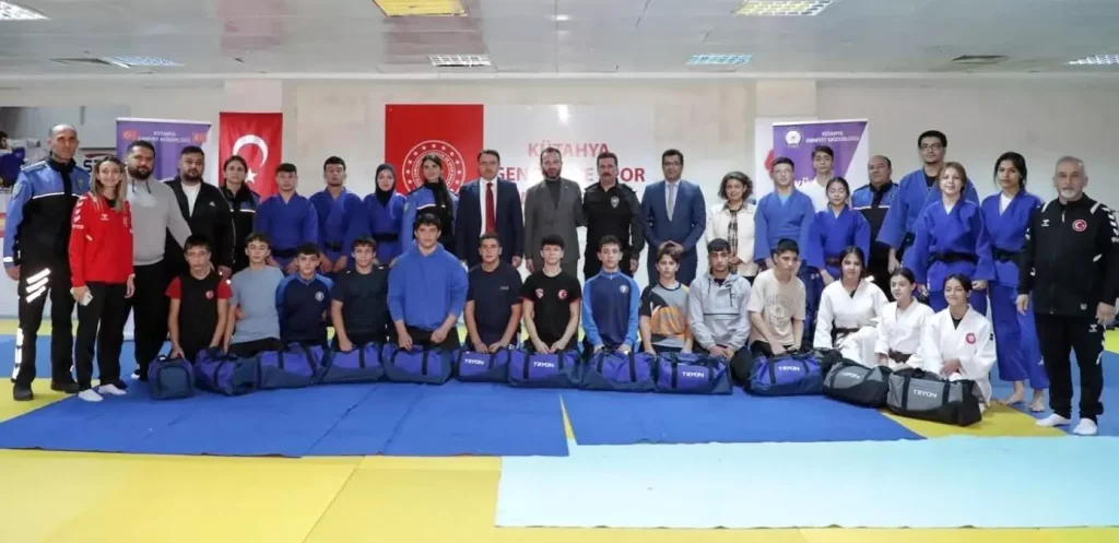 Kütahya’da Gençlere Spor Malzemesi Dağıtıldı