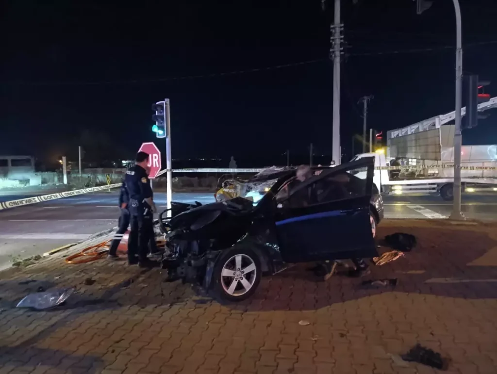 Manisa’da TIR ile Otomobil Çarpıştı: 1 Ölü, 3 Yaralı