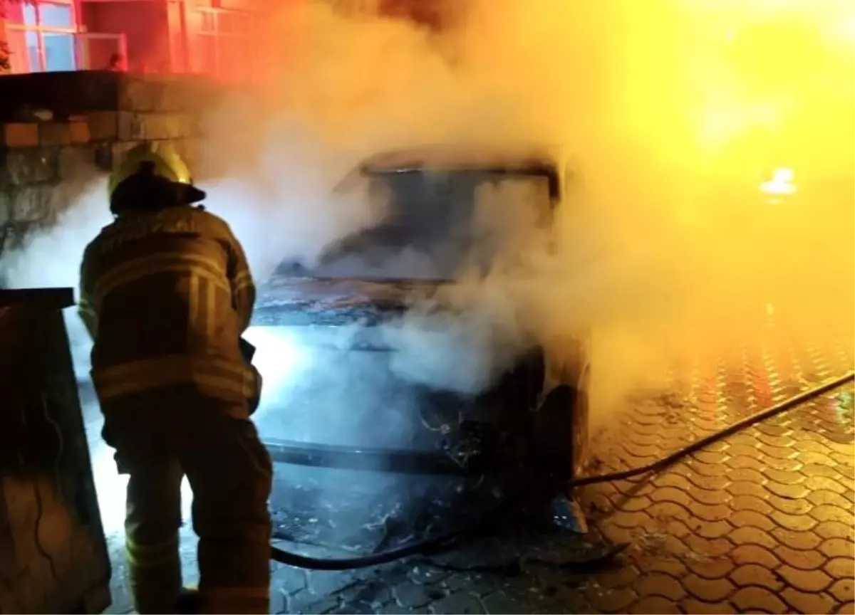 Balıkesir’de Park Halindeki Araç Alevlere Teslim Oldu