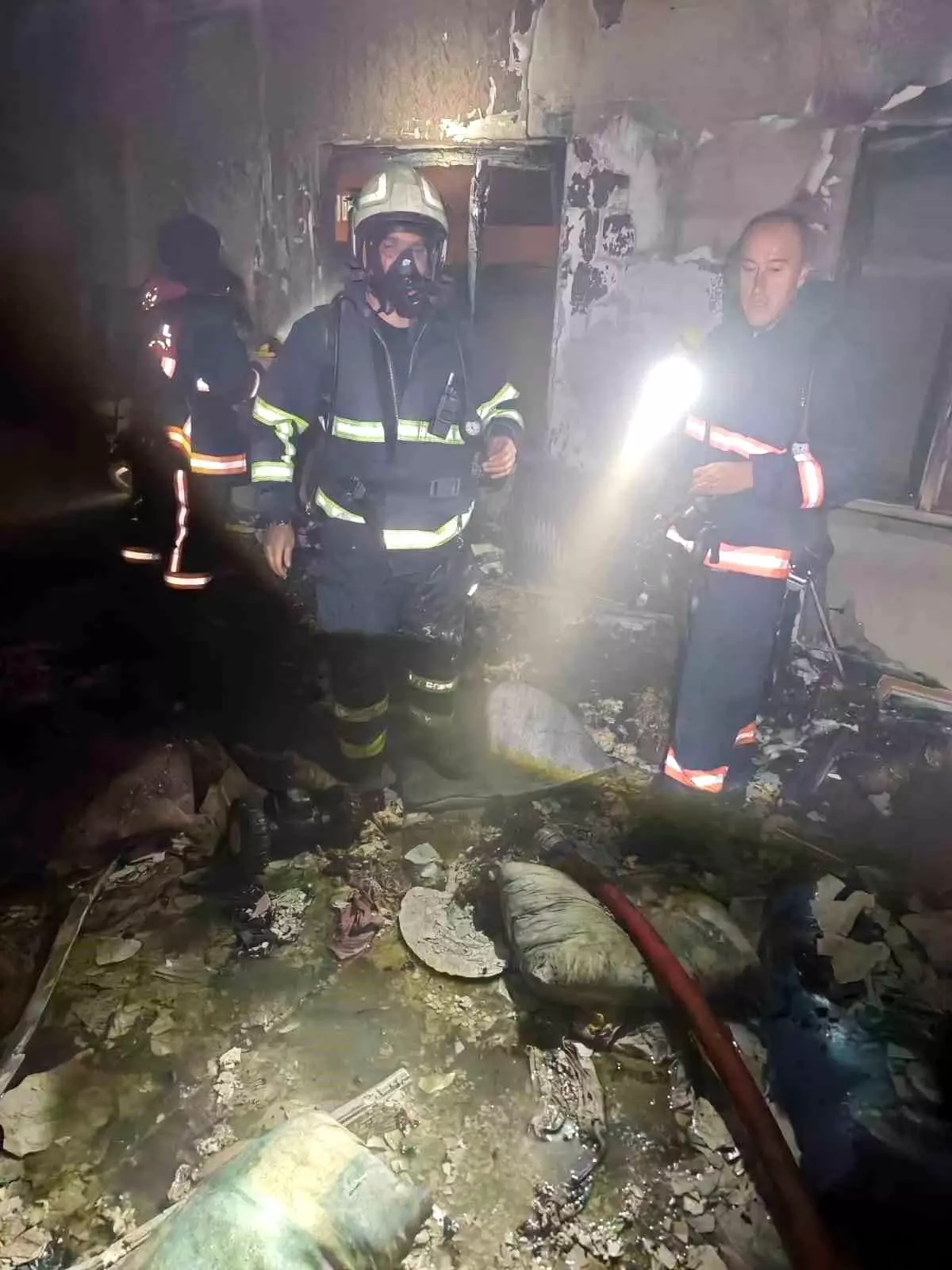 Mardin’de Binada Yangın: 2 Kişi Dumandan Etkilendi